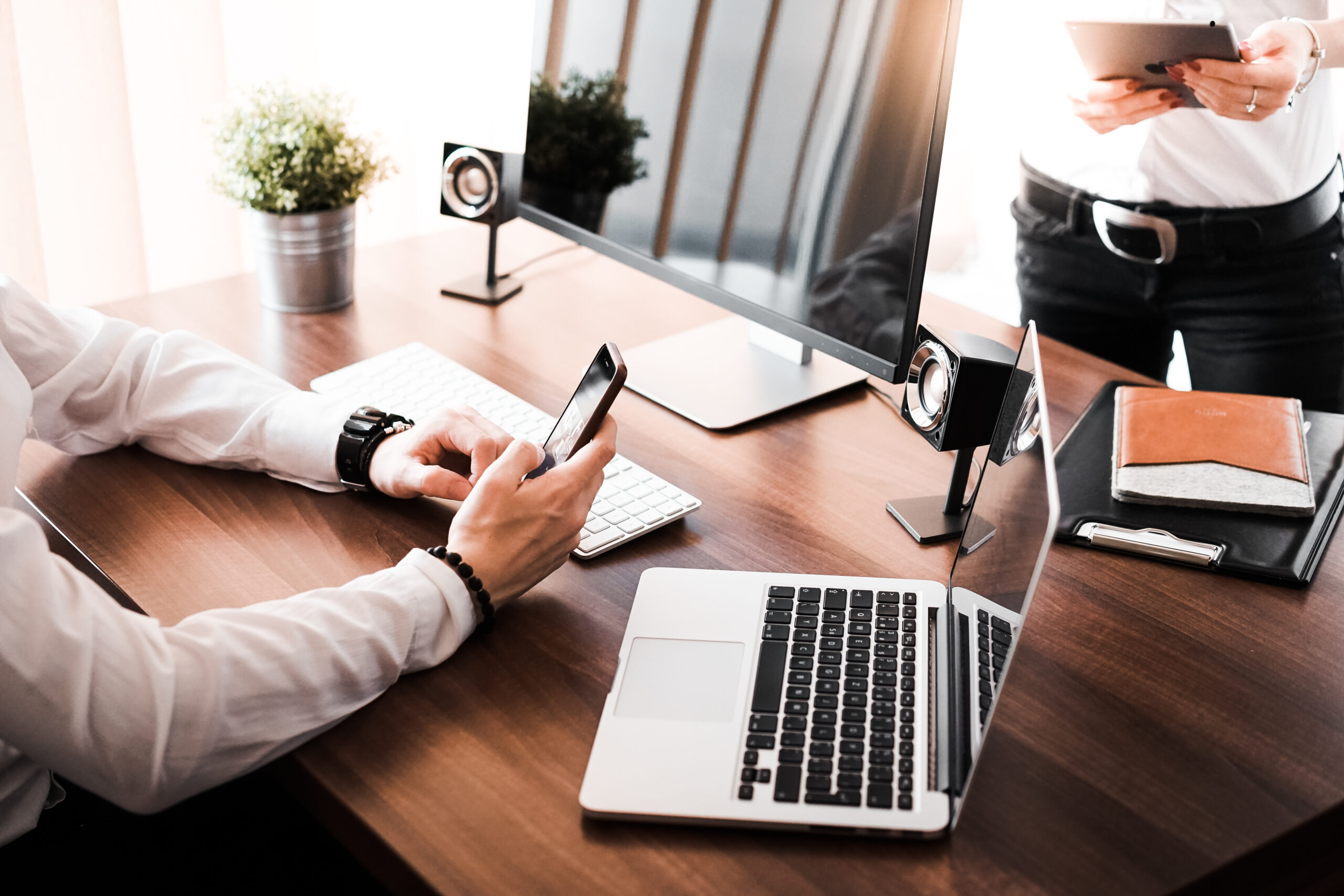 Comunicación digital y presencial solución: la comunicación híbrida